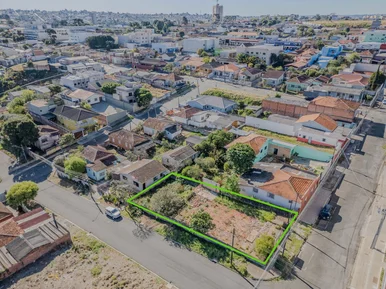 <strong>TERRENO DE ESQUINA à Venda, com 462m² (14m de frente para a </strong>