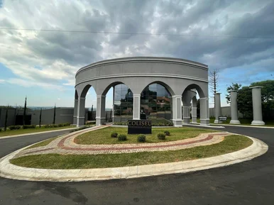 <strong>Amplo Terreno à venda no Condomínio Coliseu, Jardim Carvalho</strong>