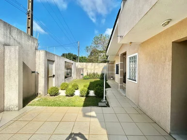 Casa Semimobiliada à Venda, Com 04 Quartos, 03 Banheiros, Aproximadamente 300 M²
