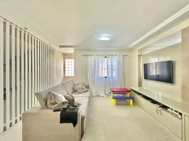 Casa Semimobiliada à Venda, Com 04 Quartos, 03 Banheiros, Aproximadamente 300 M²