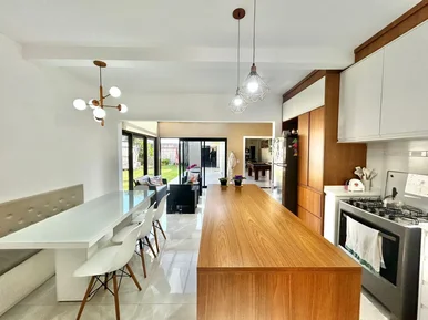 Casa Semimobiliada à Venda, Com 04 Quartos, 03 Banheiros, Aproximadamente 300 M²