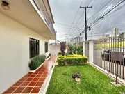 <strong>Sobrado de Esquina à venda, com 05 quartos, 04 banheiros e 0</strong>