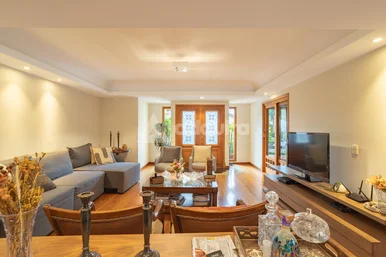 Imponência E Aconchego: Residência Com 441m² No Green Park