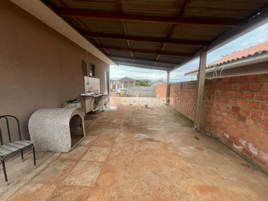 Casa Com 2 Quartos No Contorno