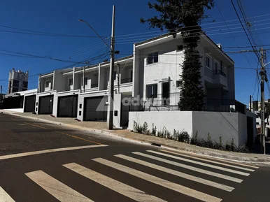 Sobrados De Alto Padrão - Residencial São José - 3 Quartos (1 Suíte) - O