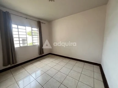 Casa Com Barracão Na Região De Uvaranas