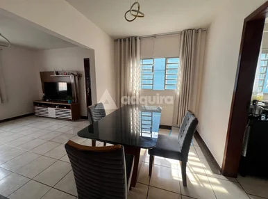 Casa Com Barracão Na Região De Uvaranas