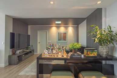 Design Contemporâneo No Centro: 160m² úteis E Três Suítes Mobiliadas No Edifício