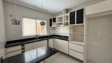 Sobrado Semimobiliado Para Venda 3 Quartos, 1 Suite, 2 Vagas, Jardim Carvalho,