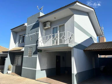 <strong>Sobrado à venda  com 4 Quartos, Condomínio fechado, 3 Vagas,</strong>