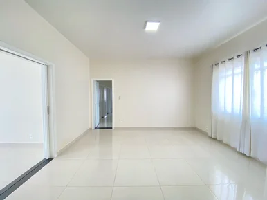 Casa Comercial à Venda 3 Quartos, 1 Suite, 2 Vagas, 545m², Centro
