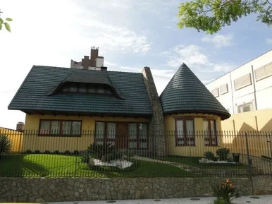 <strong>Excelente casa  comercial à venda, 4 quartos sendo 2 suítes,</strong>