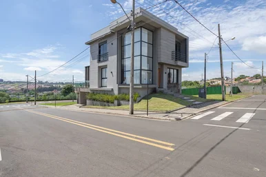 <strong>Casa semimobiliada, à venda e locação, em condomínio fechado</strong>