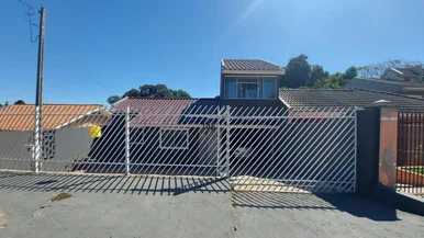 <strong>Casa à venda, 3 quartos (1 suíte c/ sacada), terreno 300m² e</strong>