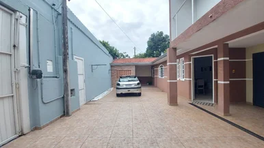 Excelente Casa Com Edícula, Para Duas Famílias, Com Quintal, Churrasqueira E Vár