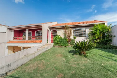 <strong>Casa com Piscina e Amplo Terreno à venda, 495m² de terreno e</strong>