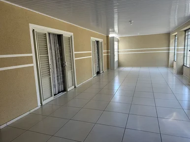 Ampla Casa à Venda, No Começo De Uvaranas, Contendo 4 Quartos