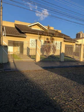 <strong>Casa à venda, contendo 3 quartos (sendo 1 suite), 3 banheiro</strong>