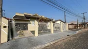 <strong>Casa à venda, contendo 3 quartos (sendo 1 suite), 3 banheiro</strong>