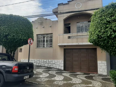 <strong>Casa à venda 4 quartos, 3 banheiros, 4 vagas de garagem- Cen</strong>