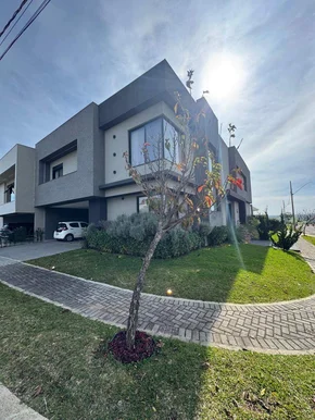 <strong>Casa em condomínio para Venda e Locação, Jardim Carvalho, Po</strong>