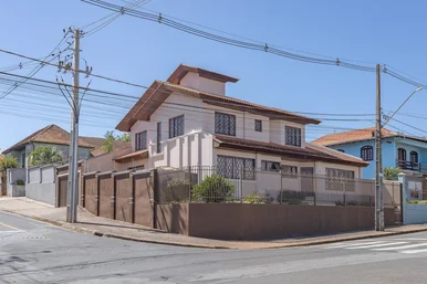 <strong>Casa à venda 4 quartos, 2 suítes, 4 banheiros  -  Uvaranas, </strong>