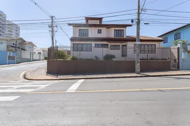Casa à Venda 4 Quartos, 2 Suítes, 4 Banheiros  -  Uvaranas, Ponta Grossa