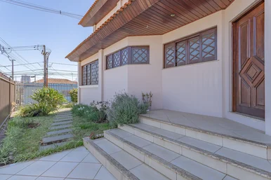 Casa à Venda 4 Quartos, 2 Suítes, 4 Banheiros  -  Uvaranas, Ponta Grossa