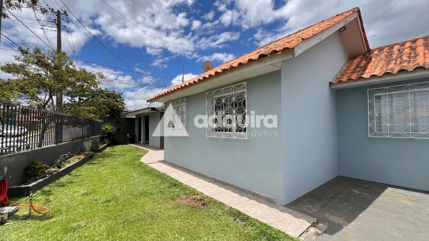 Casa De Esquina Com 3 Quartos, Amplo Quintal E ótima Localização