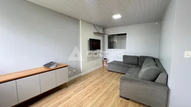 Casa De Esquina Com 3 Quartos, Amplo Quintal E ótima Localização
