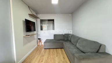 Casa De Esquina Com 3 Quartos, Amplo Quintal E ótima Localização