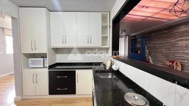 Casa De Esquina Com 3 Quartos, Amplo Quintal E ótima Localização