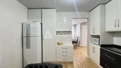 Casa De Esquina Com 3 Quartos, Amplo Quintal E ótima Localização