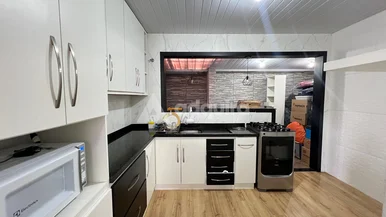 Casa De Esquina Com 3 Quartos, Amplo Quintal E ótima Localização