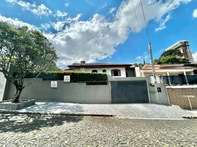 <strong>Casa à venda  no Centro Cívico, com muito potencial comercia</strong>