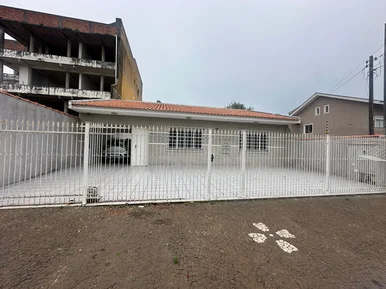 <strong>Casa toda térrea à venda em Uvaranas</strong>