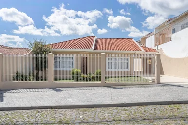 <strong>Casa Térrea para Venda e Locação, com 03 Quartos, 05 Banheir</strong>