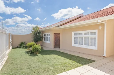 Casa Térrea Para Venda E Locação, Com 03 Quartos, 05 Banheiros, Piscina E 310 M²