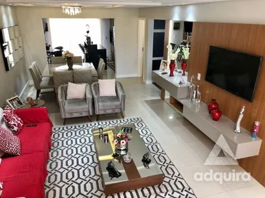 Casa à Venda 3 Quartos, 1 Suite, 2 Vagas, 300m², Uvaranas