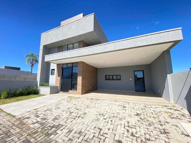<strong>Excelente Casa Térrea -  Semimobiliada, em Condomínio Fechad</strong>