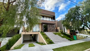 <strong>Casa à venda 3 Quartos, 3 Suites, 2 Vagas, 300M², Jardim Car</strong>
